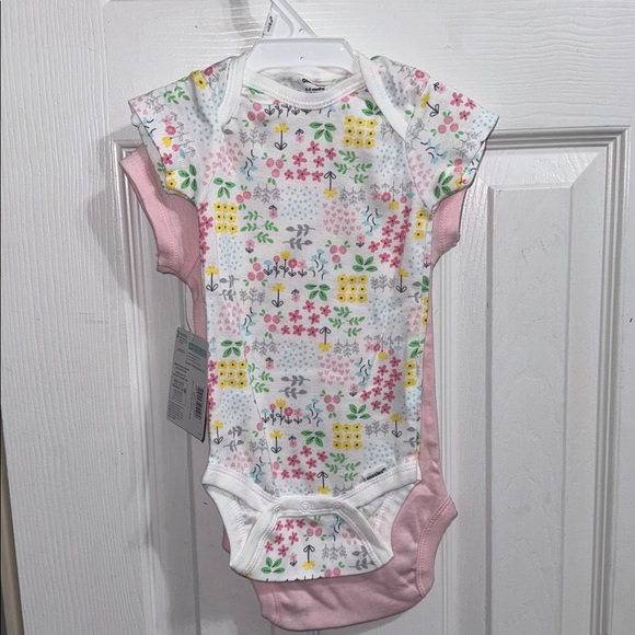 6–9M Baby Bundle – 4 Onesies, Team of Tiny, Gerber & Zach & Zoey - Picture 5 of 9